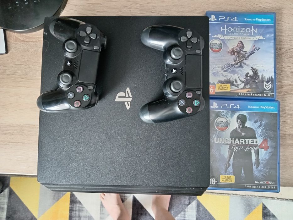 Продам ps4 pro в хорошем состоянии