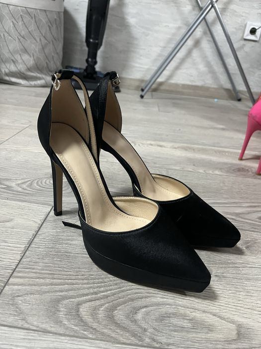 Класически черни обувки на висок ток