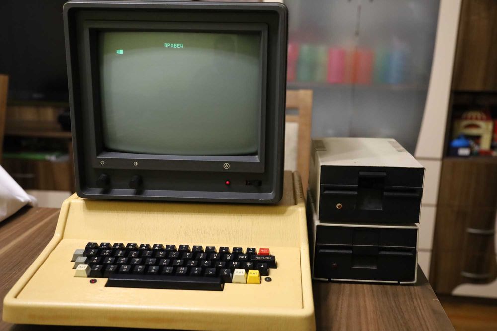 Компютър Правец 82 с оригинален монитор