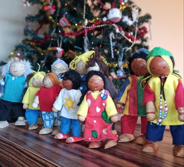 Запазена дървена къща с кукли и мебели и