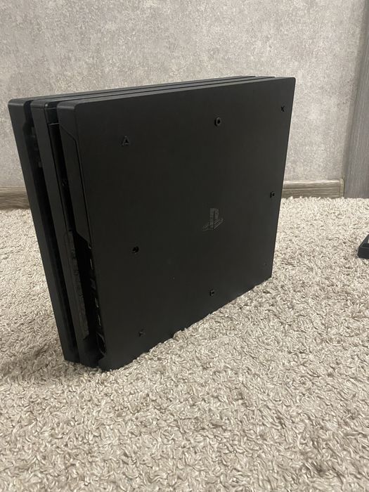 PlayStation 4 Pro в идеальном состоянии