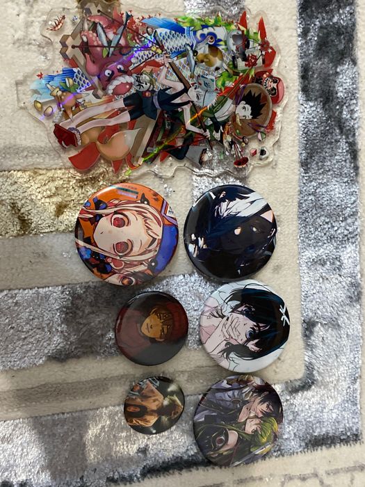 Аниме фигурка, значки