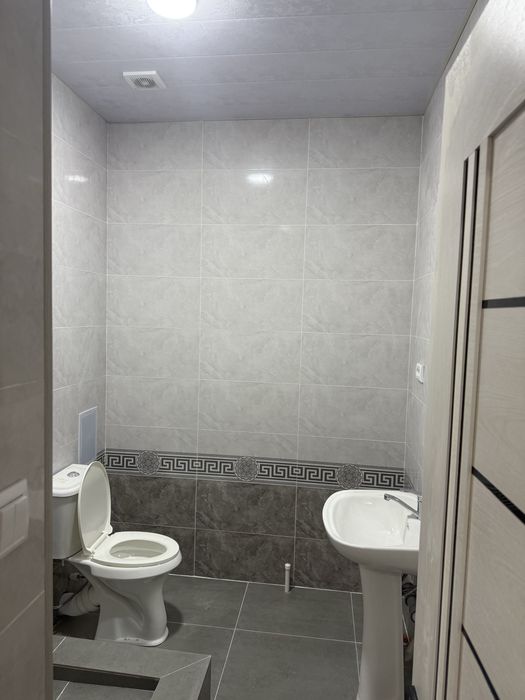 Фарғона ш Киуф университет рўпарасида янги 1 хонали уй сотилади