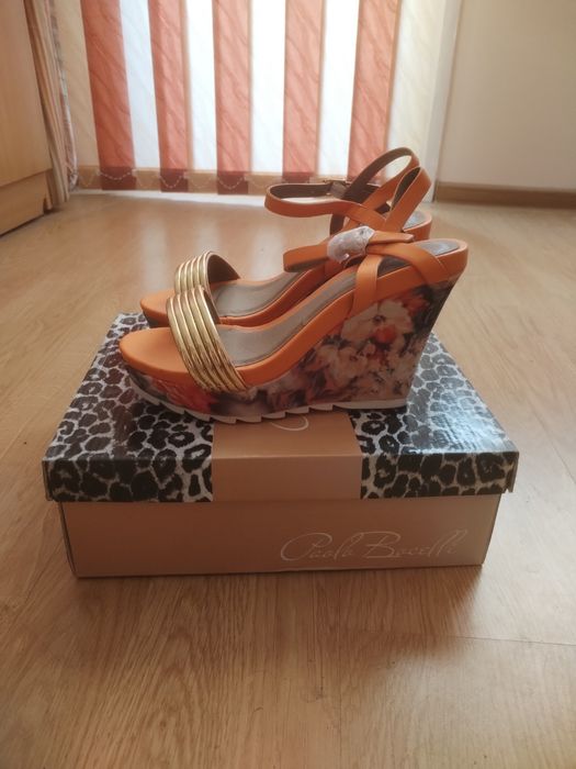 Два модела дамски сандалети