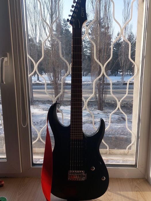 Продам электрогитару Cort