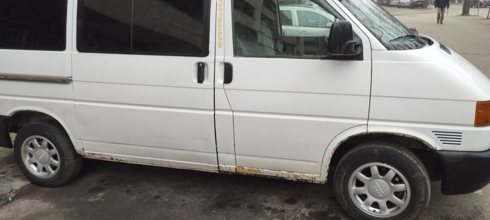 Продава се бусчето 8+1 с климатик