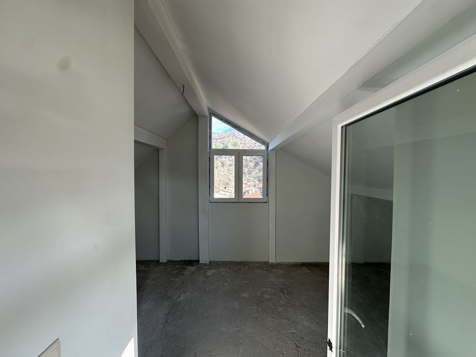 МЕЗОНЕТ 195кв гр.Дупница център, затворен комплекс+парко място