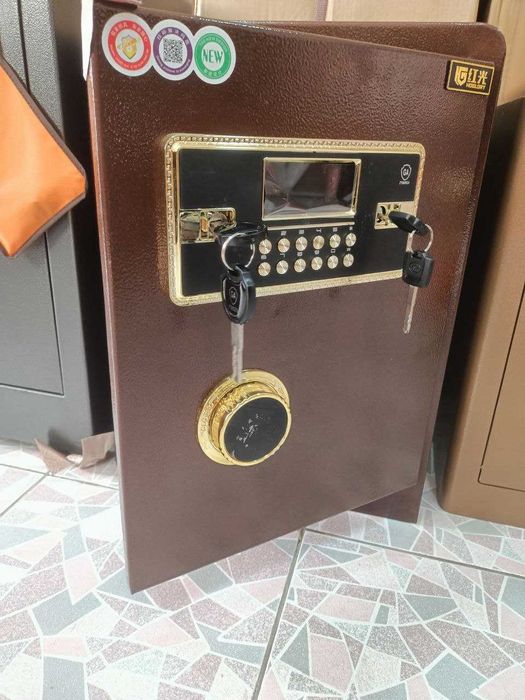 Продается сейф (50см)