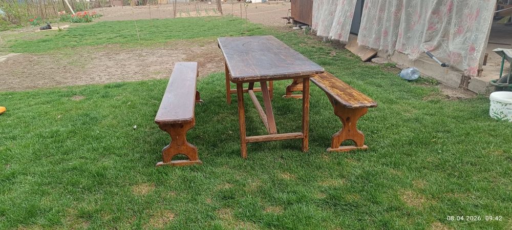 Деревянный стол и скамейки