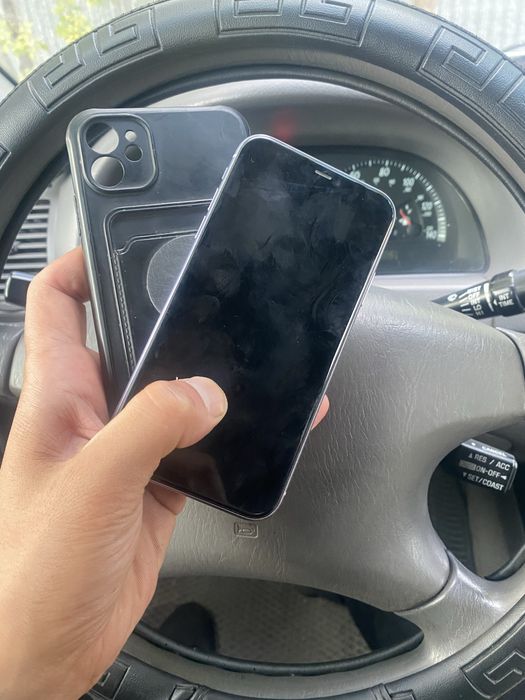 Айфон 11 ,64памать.