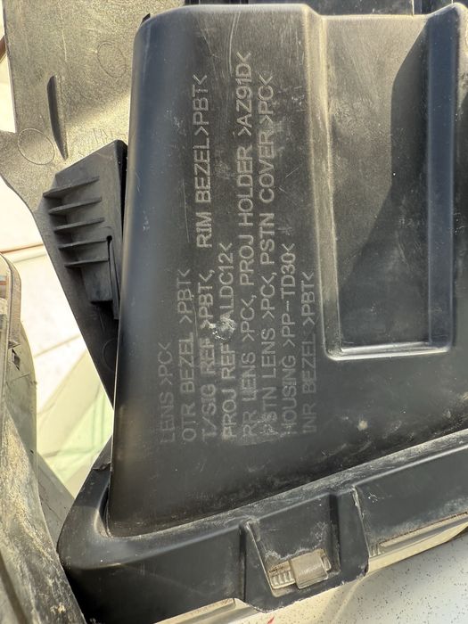 Farurii Hyundai ioniq masina este intreaga