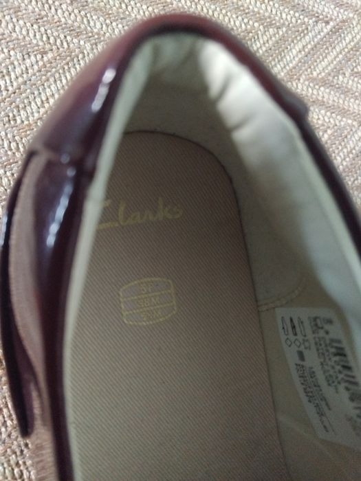 Лачени обувки вишневи Clarks нови