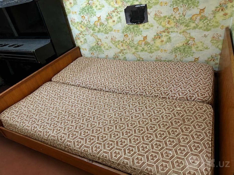 Продаю всё из дома. Кровать, пианино, трельяж, письменный стол, банки