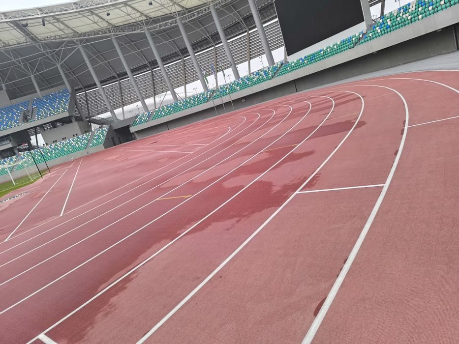 Резиновое покрытие й спортивный устройство