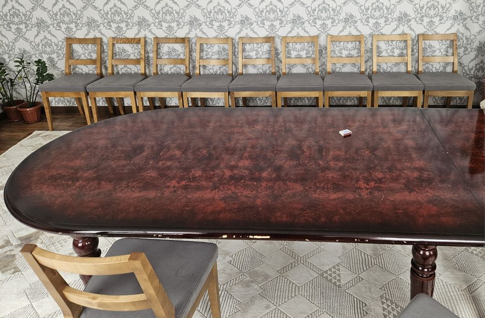 Продам стол для гостиной