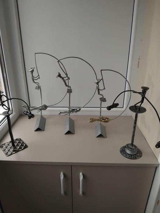 Сувенирчики неваляшки,рыбаки, акробаты.