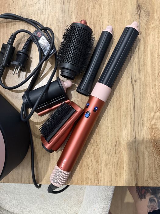 Dyson Airwrap с различни приставки