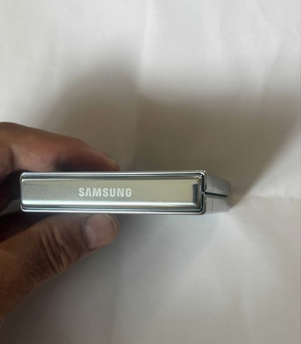 Samsung Z FLIP 5 5G impecabil culoare rara, verde mint 256 gb/ 8gb ram schimb cu iphone impecabil