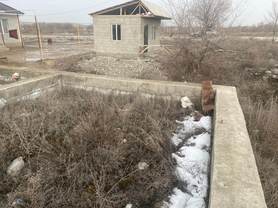 Земля с времянкой и с фундаментом