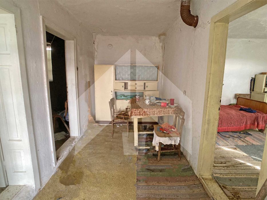 Продава тухлена селска къща в ЕКО село Беджене, община Нови пазар.