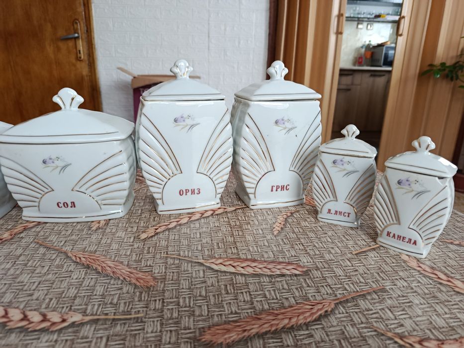 Сервиз порцеланов за подправки.