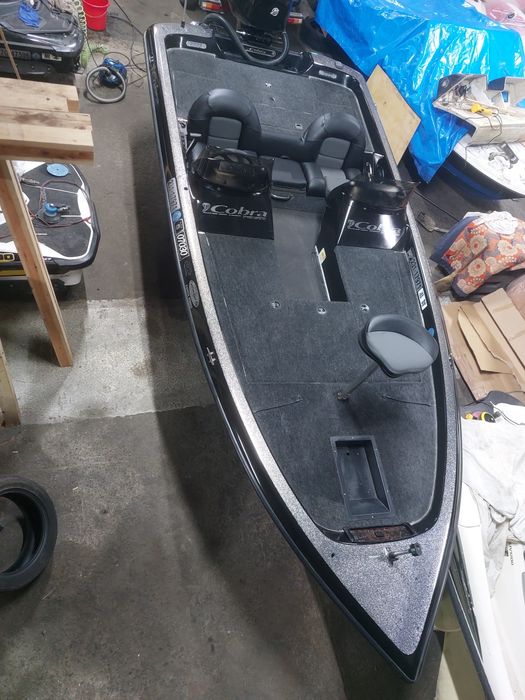 Лодка Cobra basboat