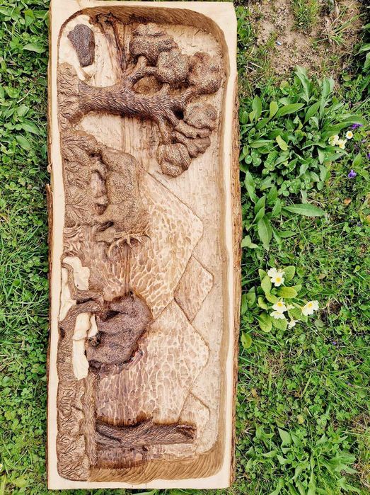 Sculptură manuală in lemn.