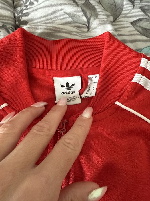 Оригинален червен анцуг Adidas – комплект + тениска