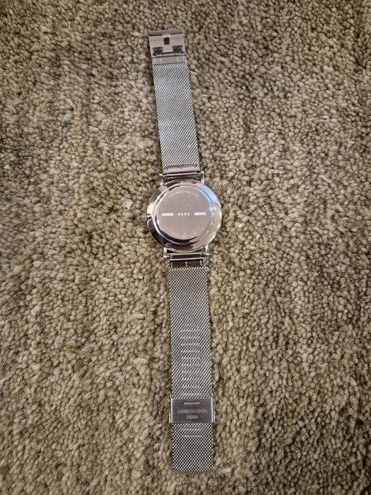 Ддамски часовник DKNY Minetta, модел NY2741, със сребриста мреже