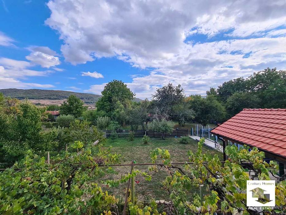 175101 Масивна къща с голям двор и кладенец  в село Петко Славейков