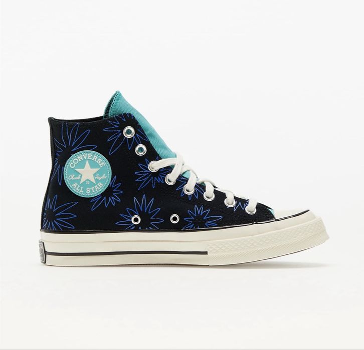 Обувки Converse.
