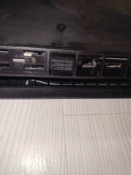 Продавам Sony PS 4 slim на части или за ремонт