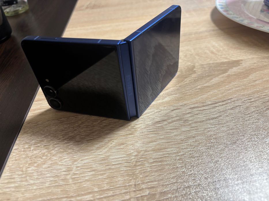 Samsung Galaxy Z Flip7 256GB като нов