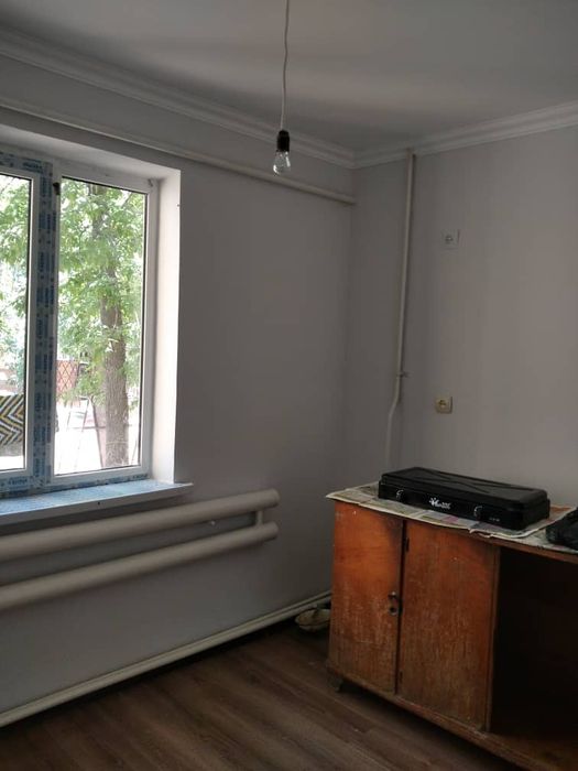 22 микрорайонда васток магазиннин артинда 1 этажда квартира сатылады