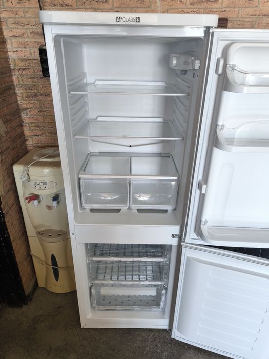 Хладилник с фризер