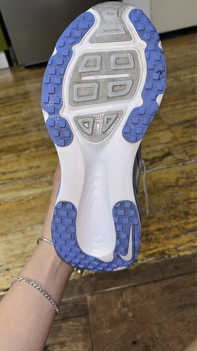 Nike Vomero 18  EU 42