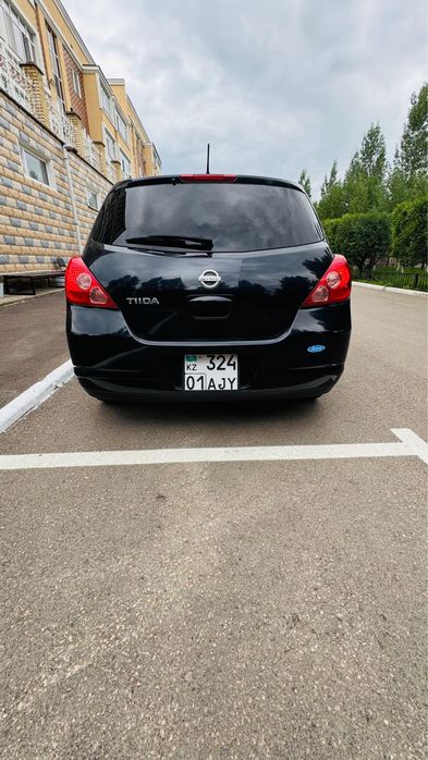 Nissan tiida 2005 года