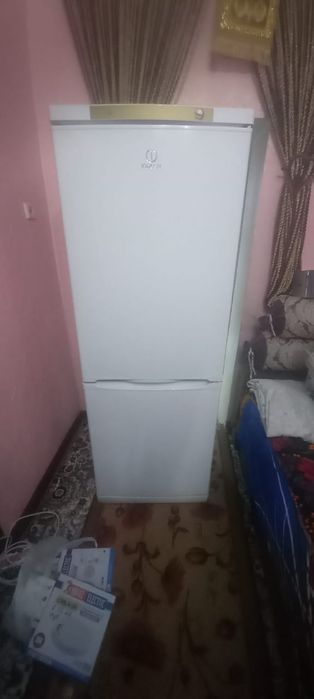 Продам холодильник indesit