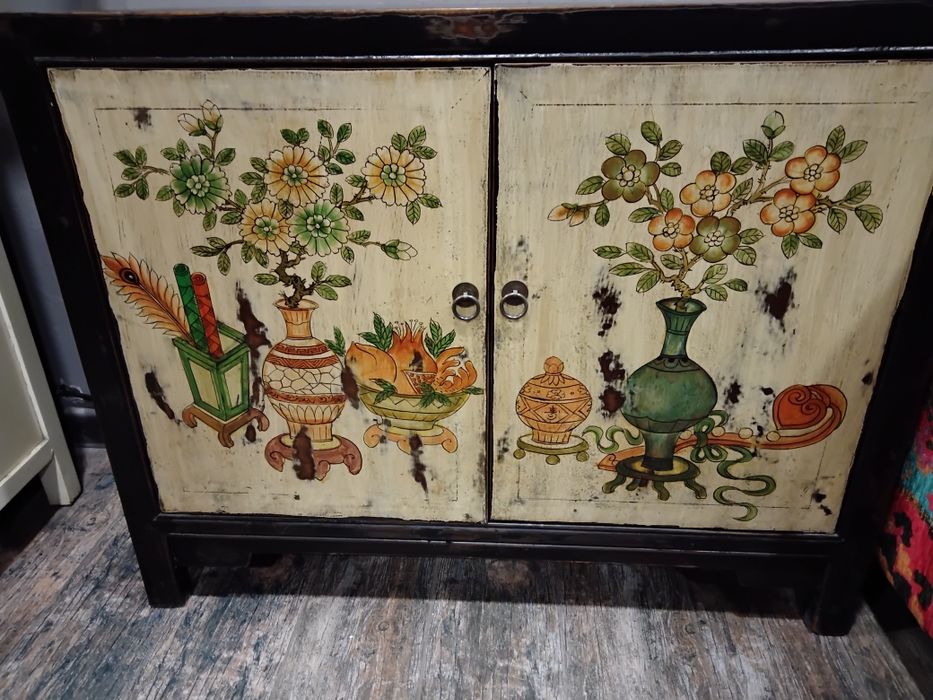 Тумба с белыми дверями