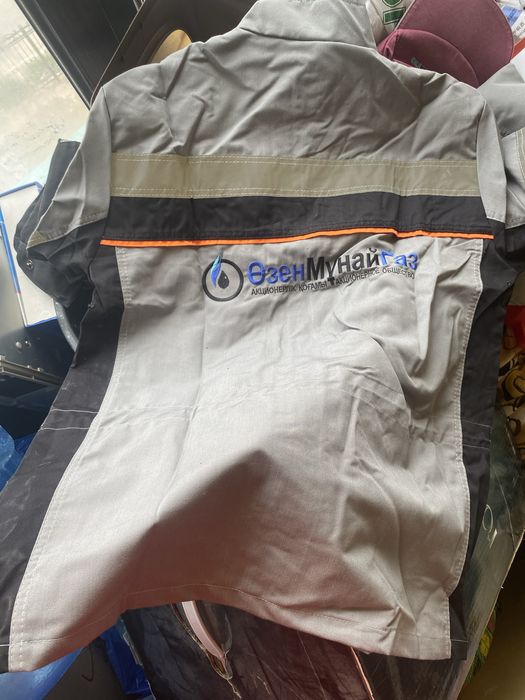 Мұнайшы киімдері бар