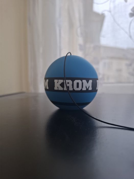 Tama strogo primita de la krom.