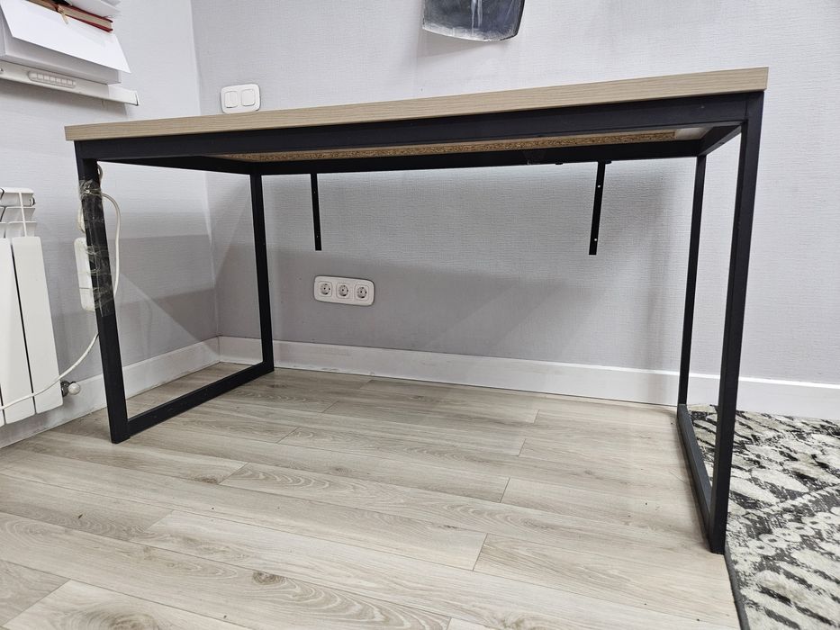 Продаю стол письменный