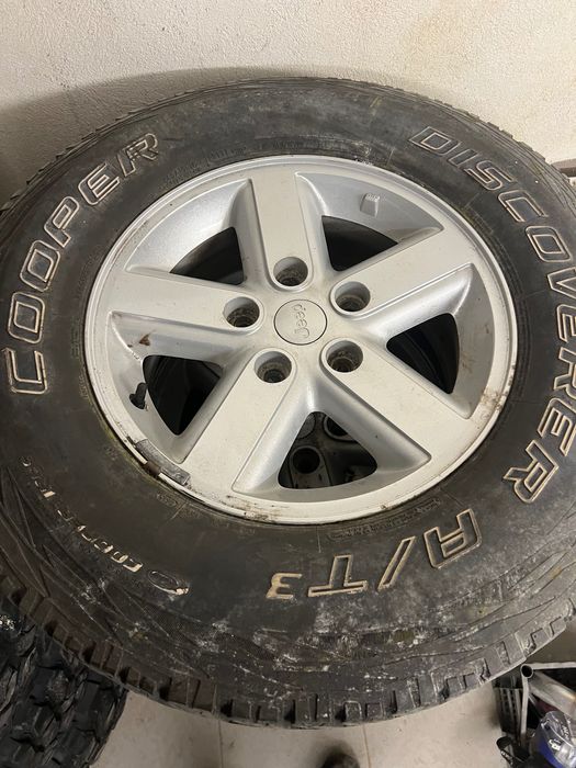 Vând set 4 jante originale Jeep Wrangler cu cauciucuri A/T
