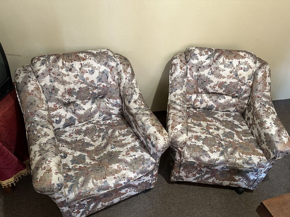 Холна гарнитура - диван, фотьойли и табуретки