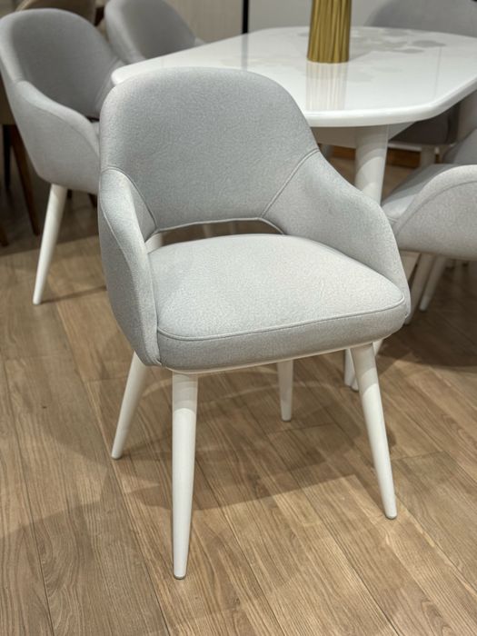 Стол и 6 стула для вашего кухни и для гостиной