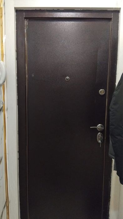 Входная дверь черного цвета