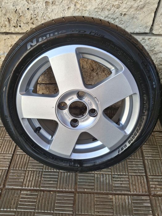 Оригинални джанти Форд 15 цола с летни гуми.