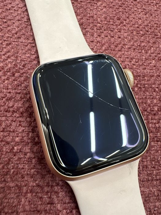 Продам apple watch 4 (40мм)