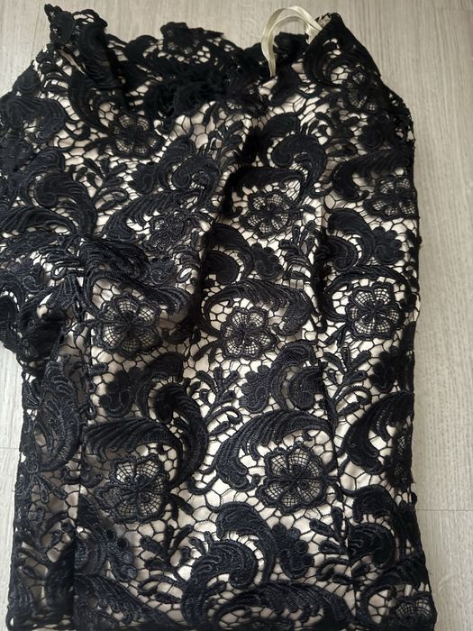 Елегантна черна дантелена рокля