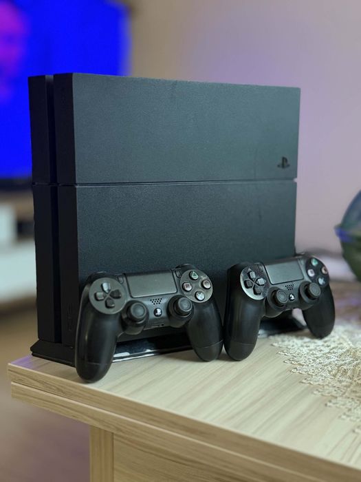 PS4 1TB 2 джойстика и няколко игри